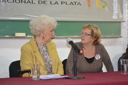 la Sra. Rosa Bru, presidenta de la Asociación Miguel Bru y la Sra Estela Carlotto titular de Abuelas de Plaza de Mayo.